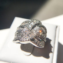 Load image into Gallery viewer, Super sparkling zircon ring
