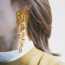 Load image into Gallery viewer, Long gold-tone floral earrings
